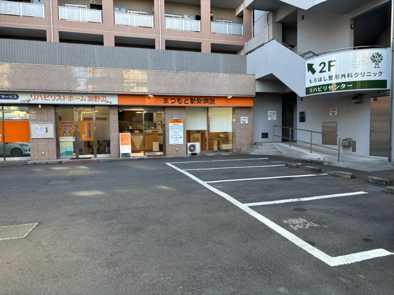 病院前の共同駐車場８台分の写真