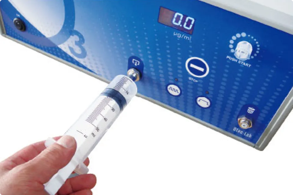 機械に注射器を刺している写真